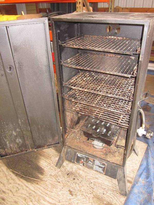 lot 89 image: Smoke Hollow Gas Smoker
