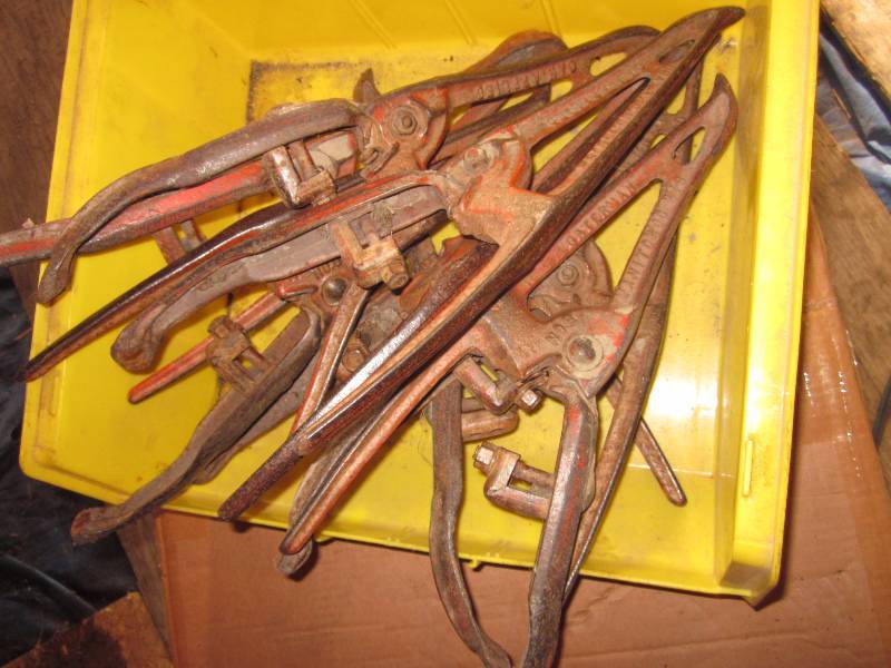 lot 98 image: Pipe Vise & 8 Grain Assistance Lifters