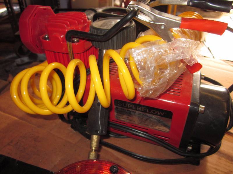 lot 113 image: 12V Air Compressor & Trailer Lights (Tag On)