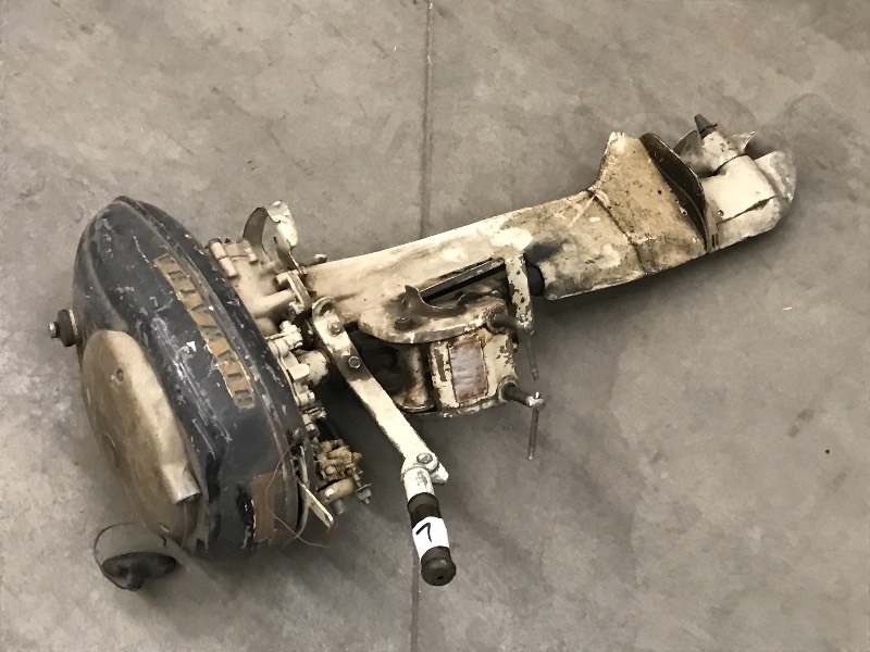 lot 7 image: Vintage Hiawatha Outboard Motor, Fo...
