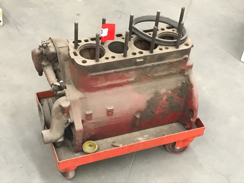 lot 10 image: Vintage International 4-Cylinder En...