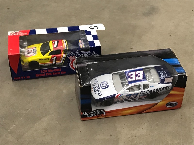 lot 27 image: Lot Of (2) 124 Scale Die Cast Meta...