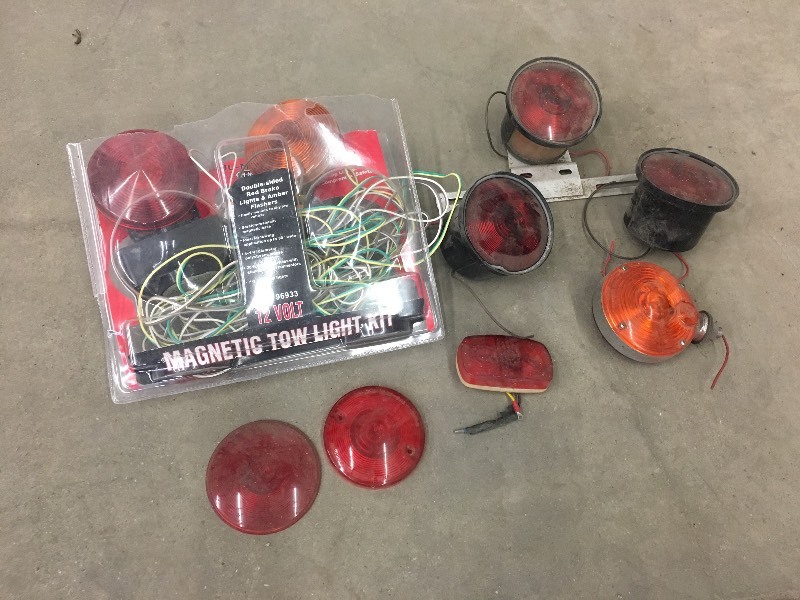 lot 15 image: Box Of Assorted 12Volt Trailer Ligh...