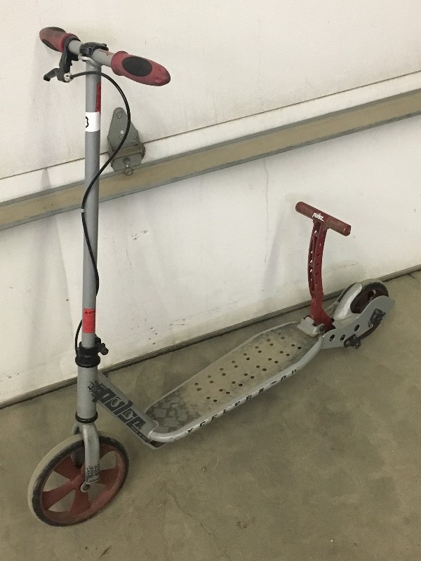 lot 23 image: Pulser Kick Scooter ...
