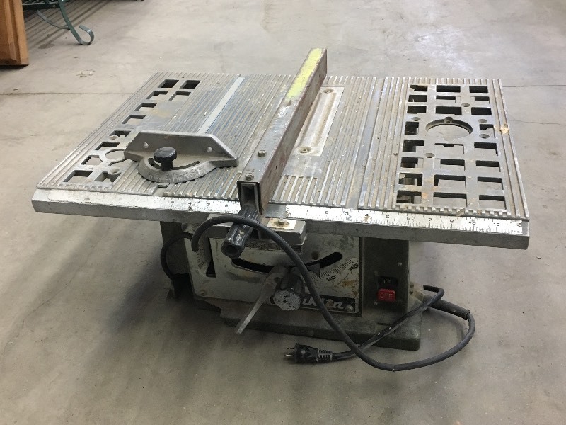 lot 37 image: Makita Model 2708 Benchtop Table Sa...