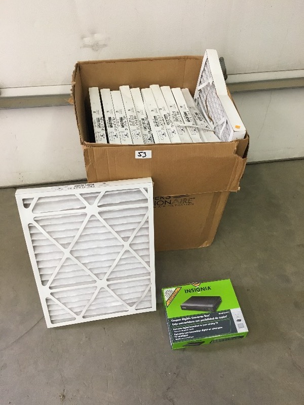 lot 53 image: Box Of (12) Unused 18.75x25 Air F...
