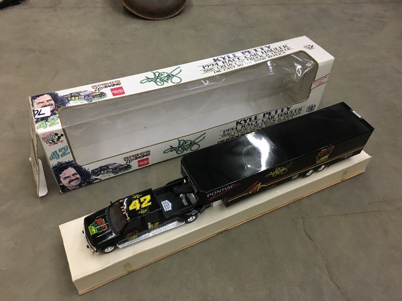 lot 70 image: 1994 Collector Edition Race Car Hau...