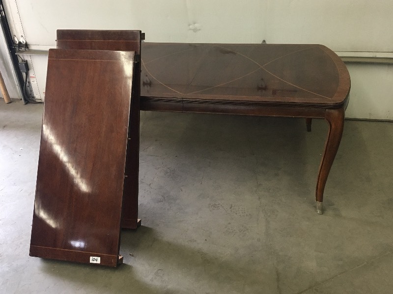 lot 104 image: Nice Dining Room Table With (2) Lea...