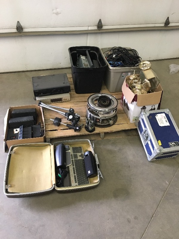 lot 121 image: Pallet Lot Of Assorted Light Fixtu...