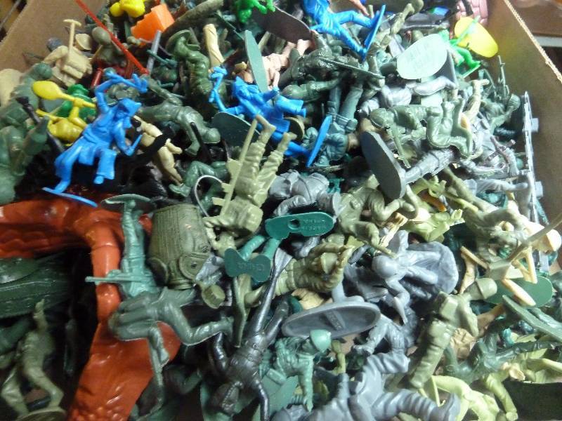 lot 101 image: Army Men, Cowboys and Indians