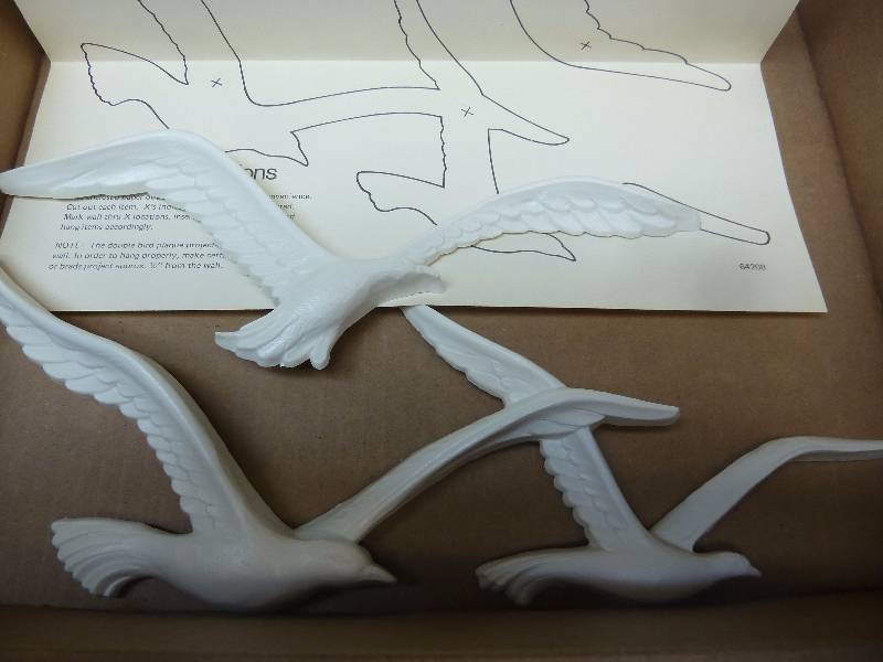 lot 110 image: New In Box Seagull Decor