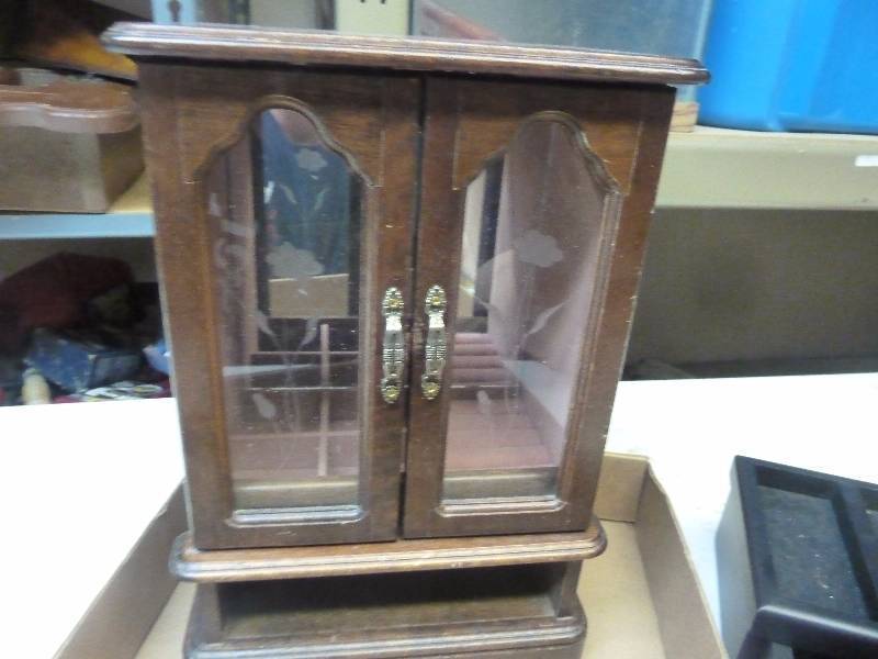 lot 21 image: Jewelry Boxes