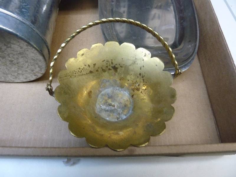 lot 27 image: Brass and Silvertone Decor