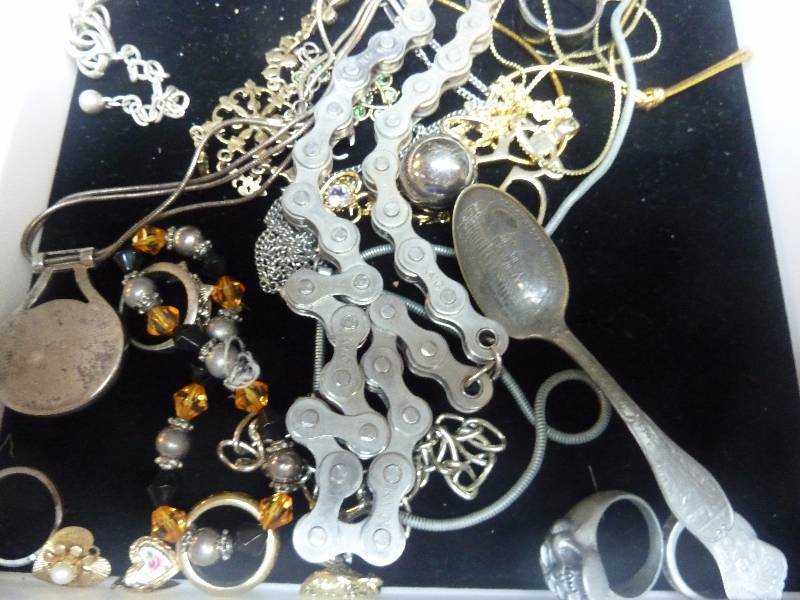 lot 35 image: Jewelry Lot