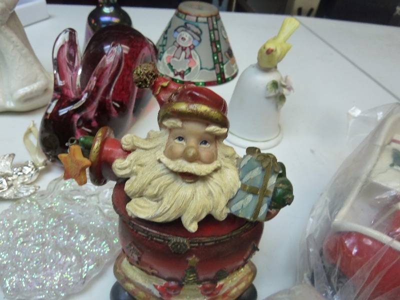lot 51 image: Holiday Decor