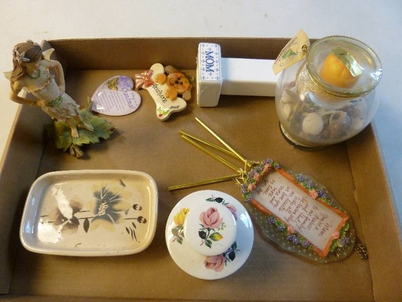 lot 132 image: Home Decor Lot