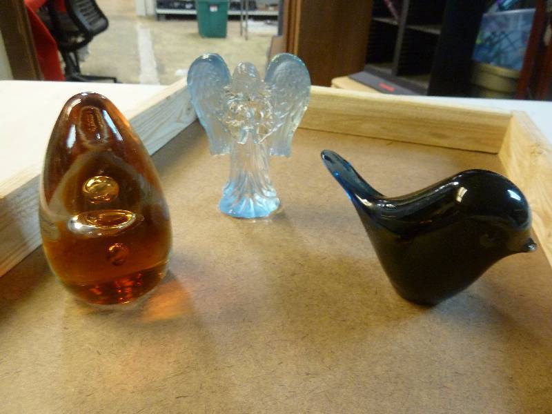lot 142 image: collectible glass paperweight and decor