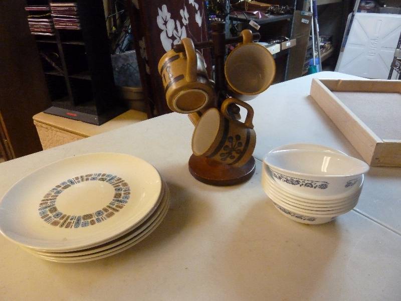 lot 156 image: vintage dinnerware