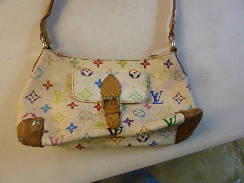 lot 190 image: Louis Vitton Purse