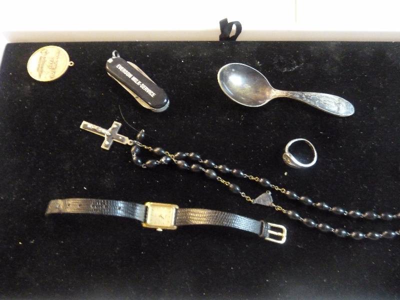 lot 195 image: Jewelry Lot