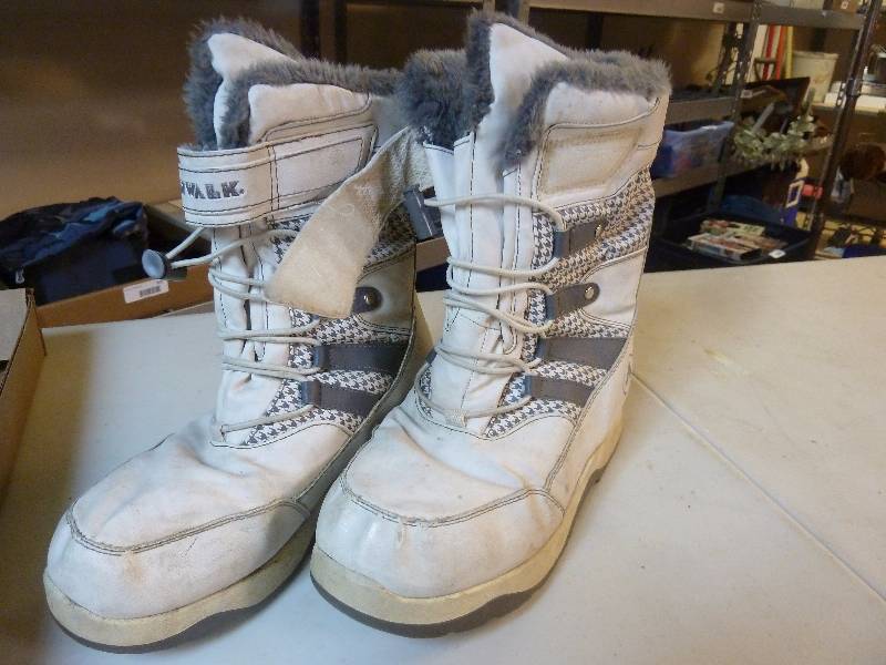 lot 201 image: Airwalk Boots