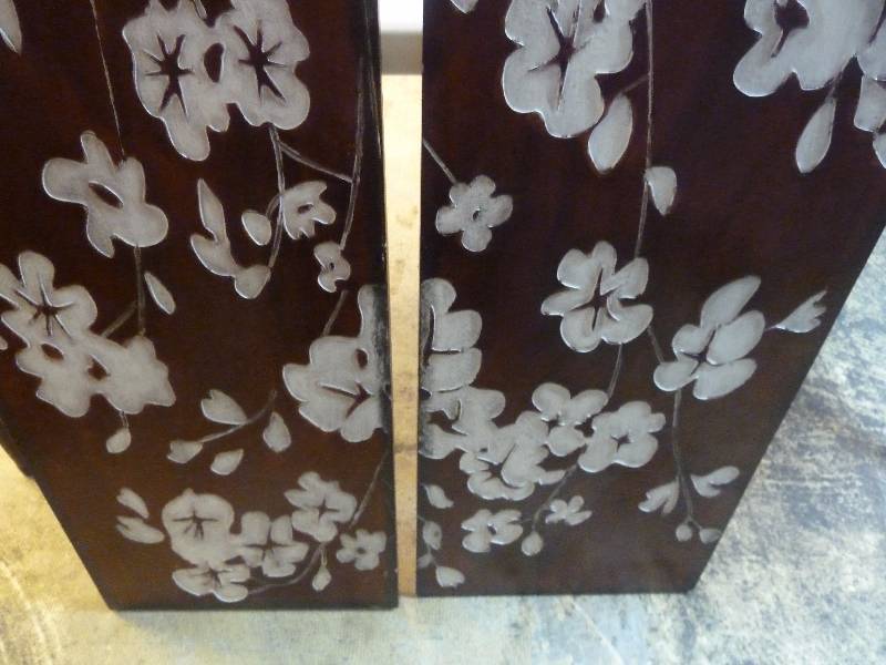 lot 208 image: Wood Oriental Style Wall Hangings