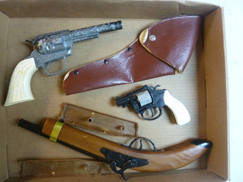 lot 211 image: Vintage Toy Gun Lot