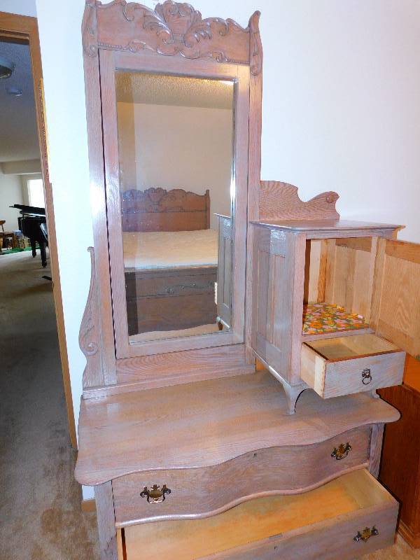 lot 1 image: 1800s Bedroom Set