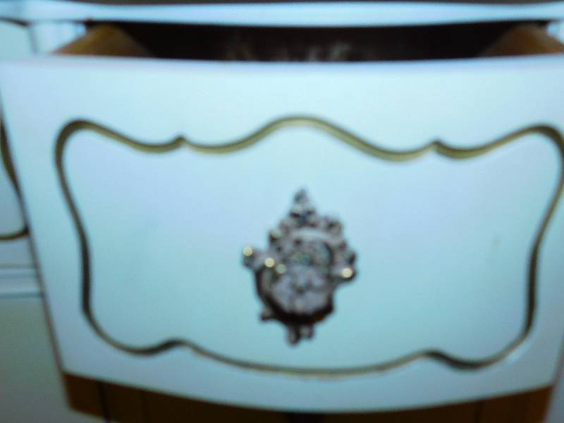 lot 2 image: Vintage Victorian 9-Drawer Dresser