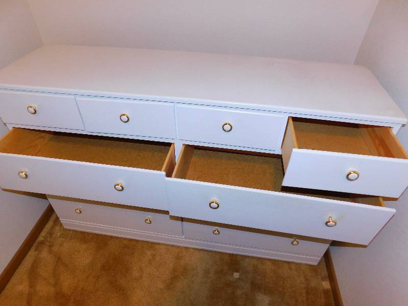 lot 3 image: 10 Drawer Dresser