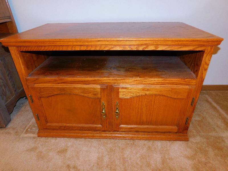 lot 5 image: Solid Oak TV Stand