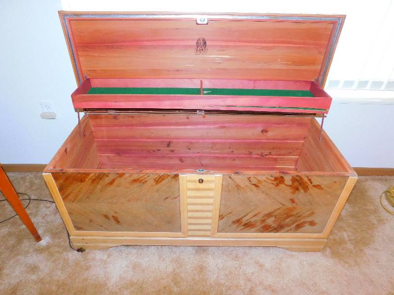 lot 6 image: Vintage Lane Hope Chest