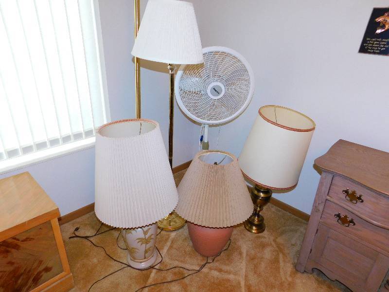 lot 7 image: Lot of 5 lamps and 1 floor fan - Tested, works