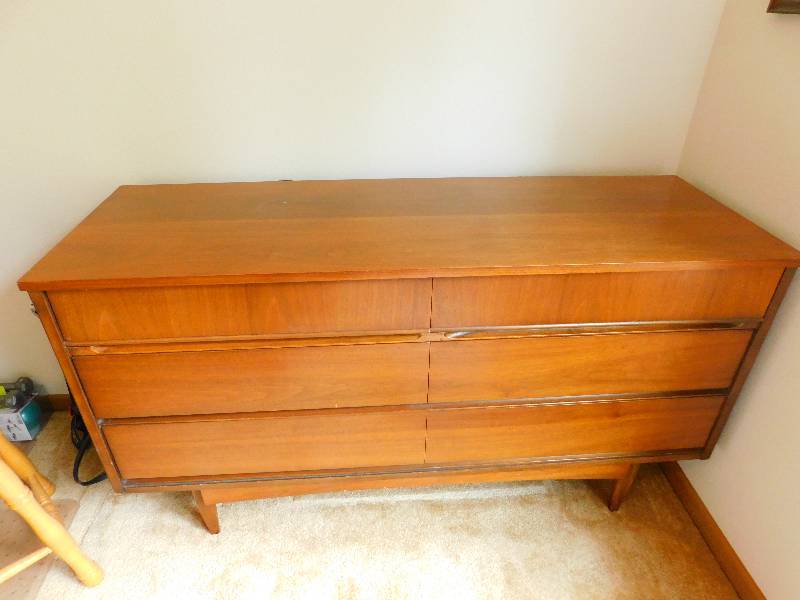 lot 19 image: Vintage Dresser