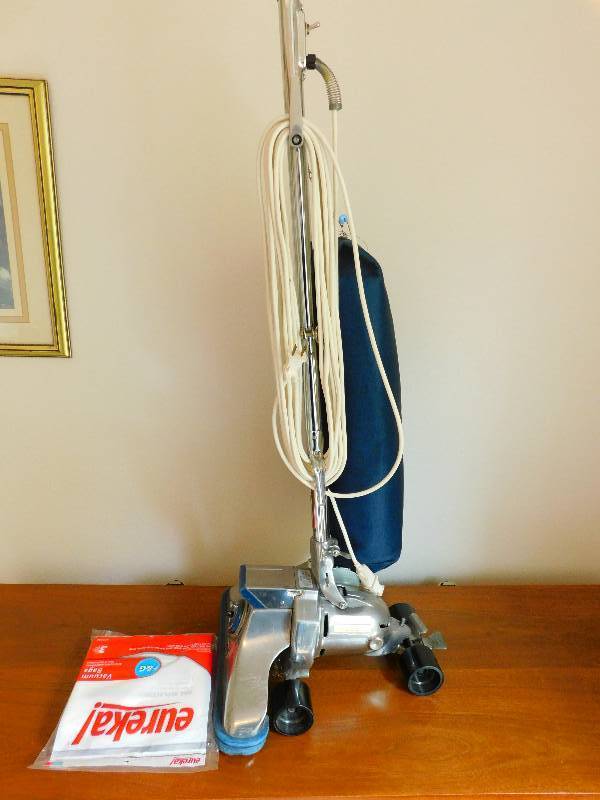 lot 22 image: Royal Vacuum Cleaner wExtra Bags - Tested, Works