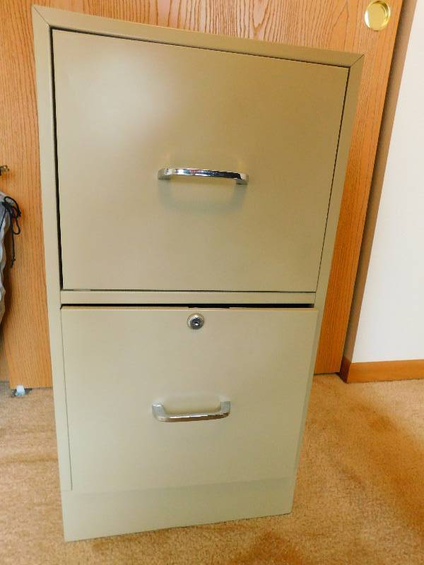 lot 34 image: 2 Drawer Metal File Cabinet