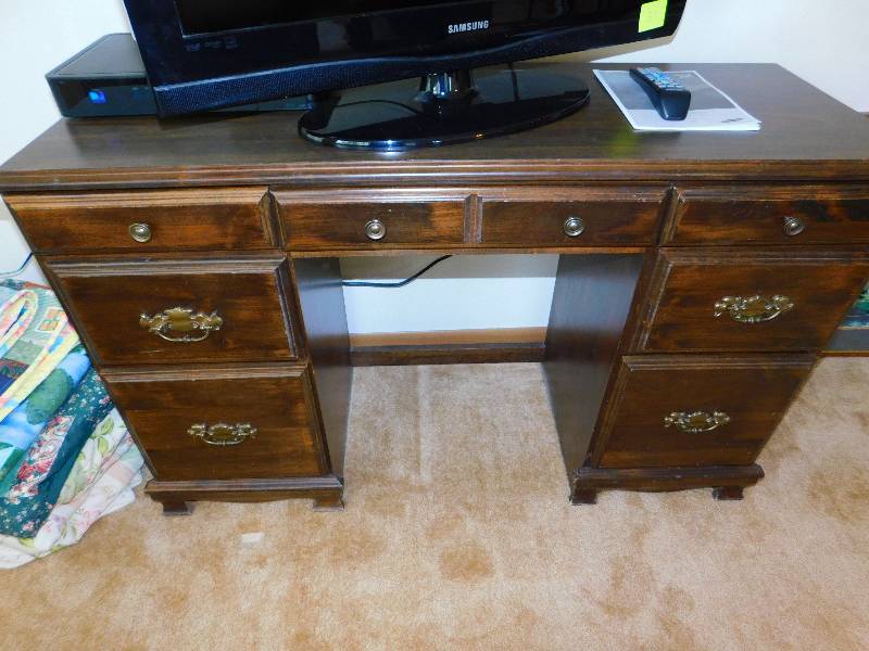 lot 38 image: Vintage 7-Drawer Desk wChair
