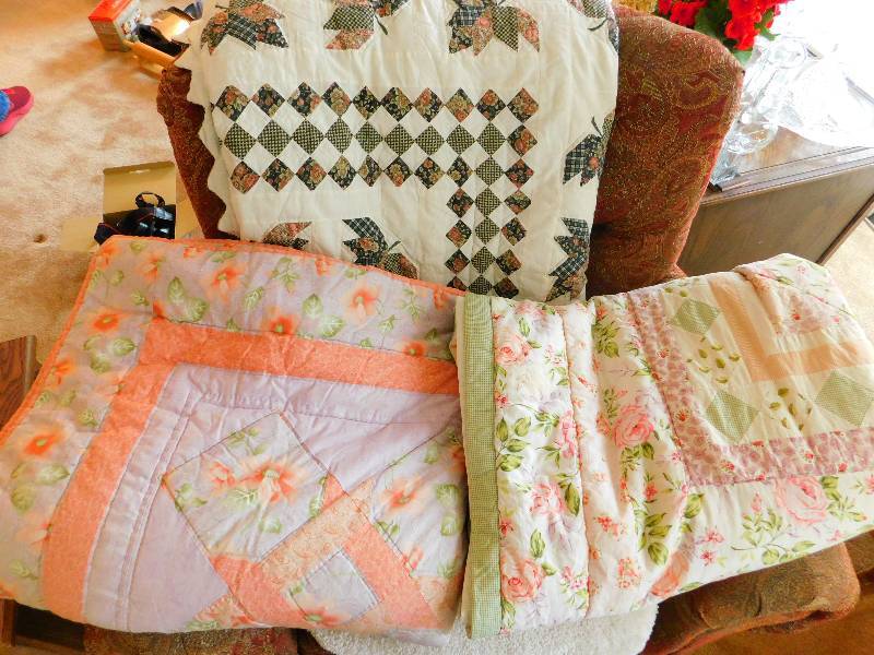 lot 43 image: Lot of Blankets