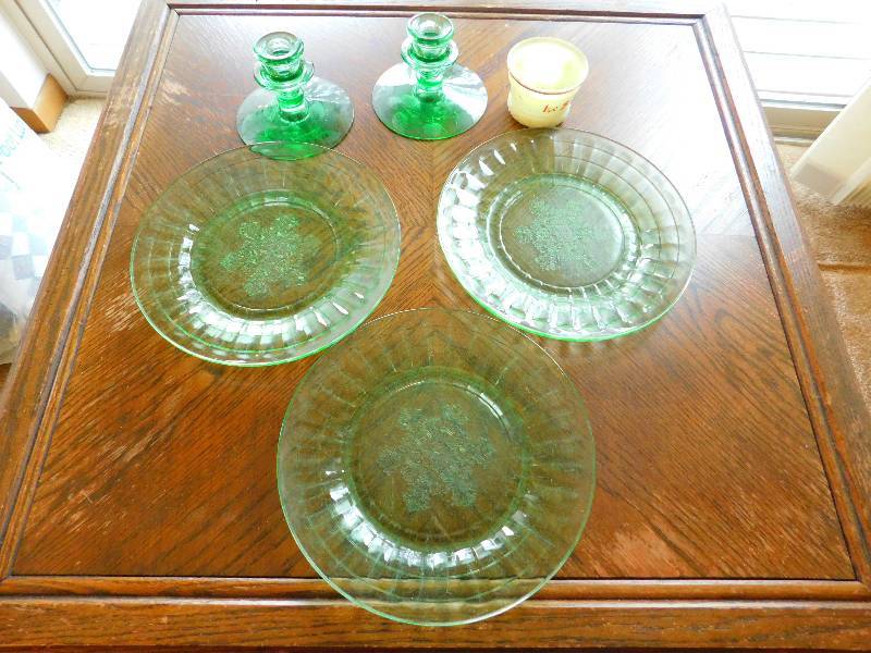 lot 52 image: Antique Uranium Glass Items