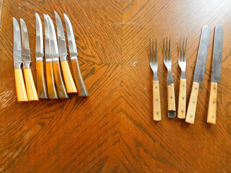lot 55 image: Antique Knives - BoneIvory Handles