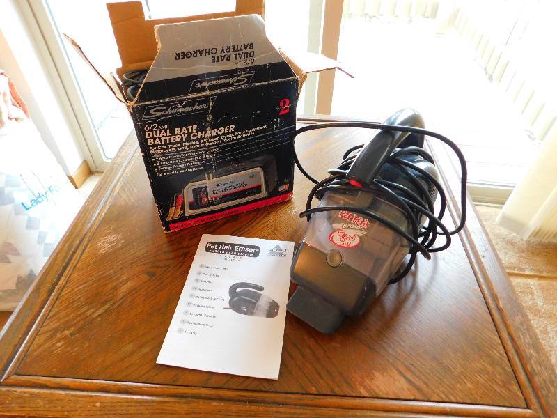 lot 58 image: 62 Amp Battery Charger and Pet Hair Vacuum