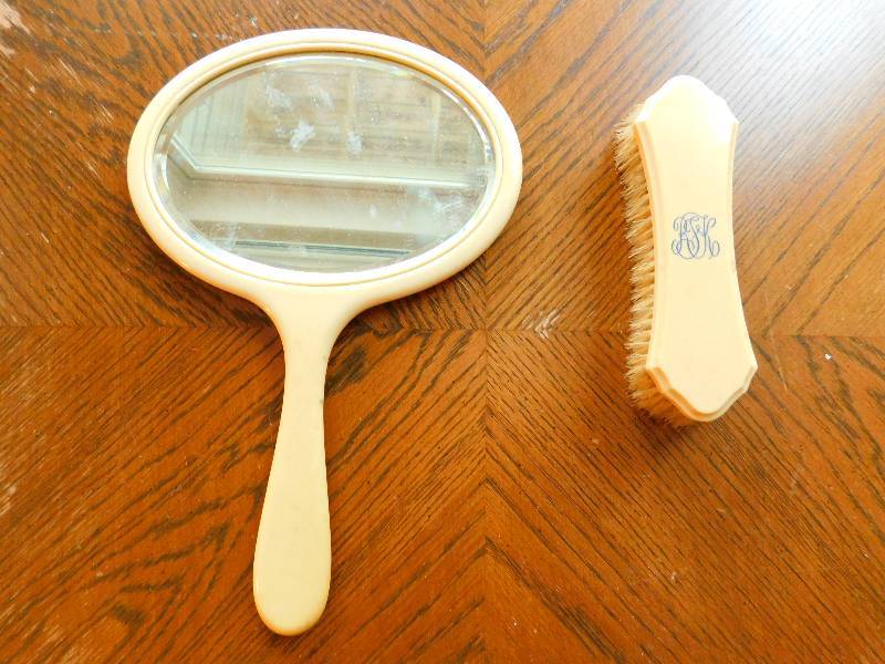 lot 62 image: Antique Brush & Mirror