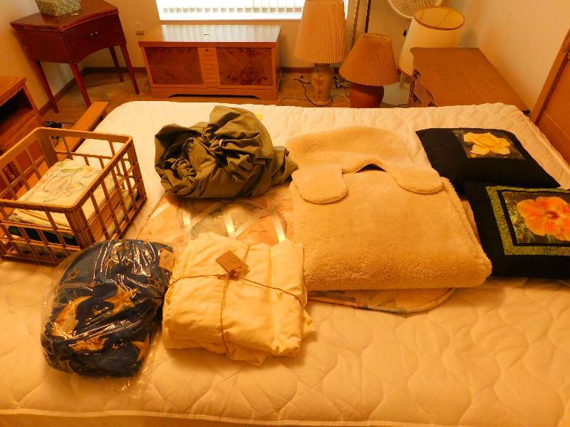 lot 67 image: Lot of Sheets - Queen Size