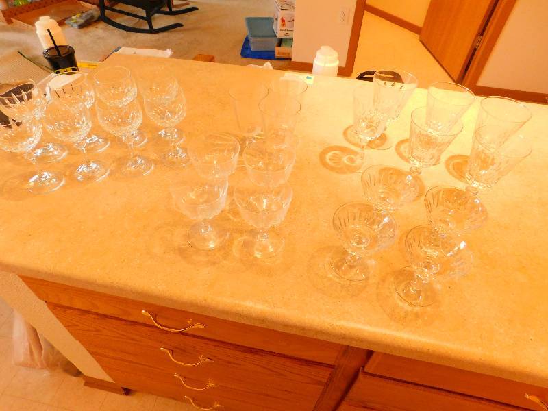 lot 74 image: Lot of Vintage Glasses