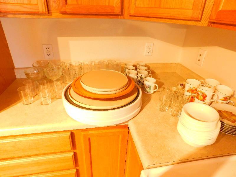 lot 75 image: Lot of Various Kitchen ItemsGlassesLazy Susans