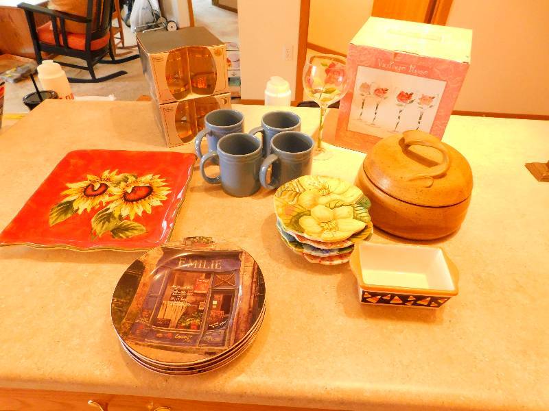 lot 77 image: Lot of Various Dishes and Glasses