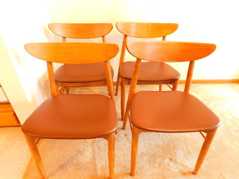 lot 78 image: Lot of 4 Vintage Dining Room Chairs