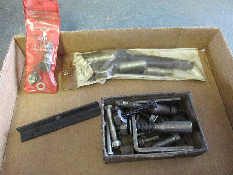 lot 94 image: Steering Wheel Puller Tools