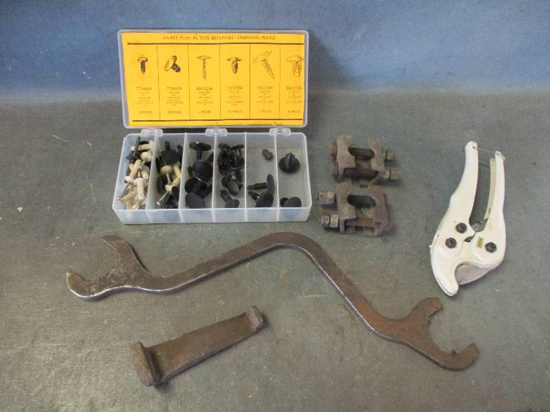 lot 111 image: PVC Cutters, Plugs and more