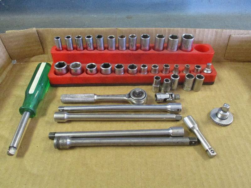 lot 162 image: 14 Drive Socket Set